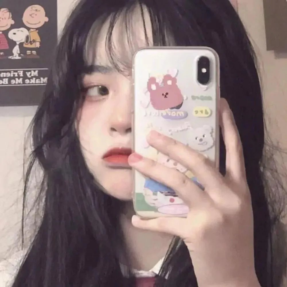坐在酒吧里吃蛋糕
